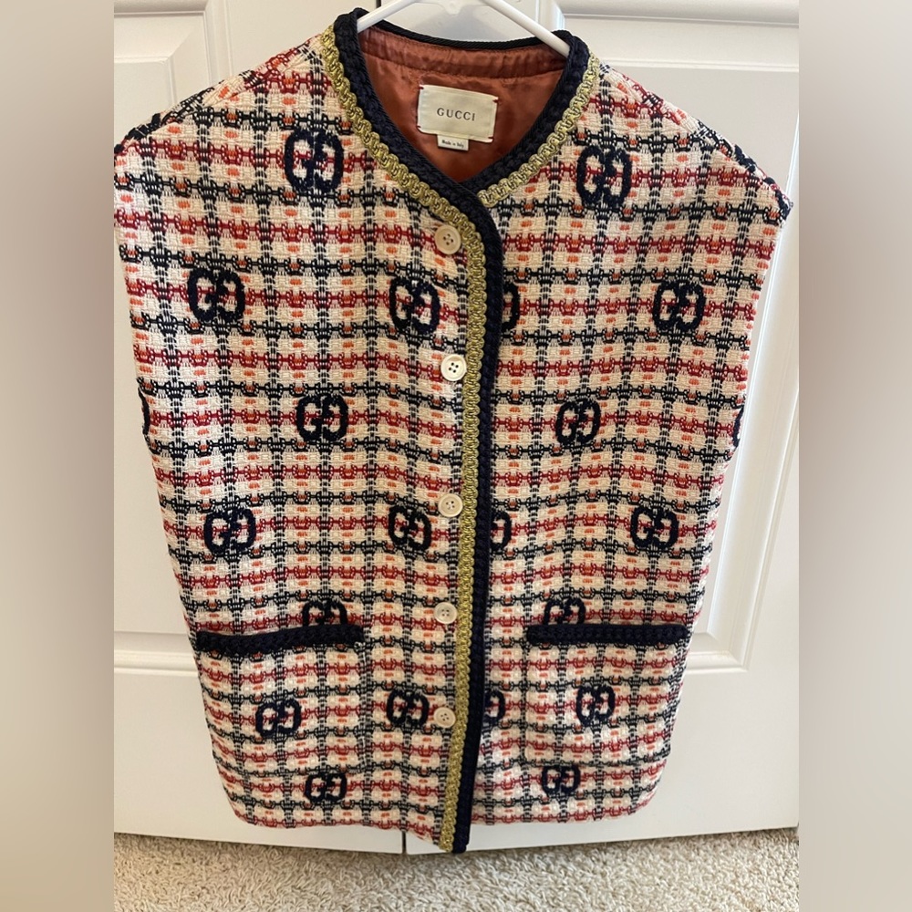 Gucci vest brand new! Never worn. Kids size 12 but fit women size medium.